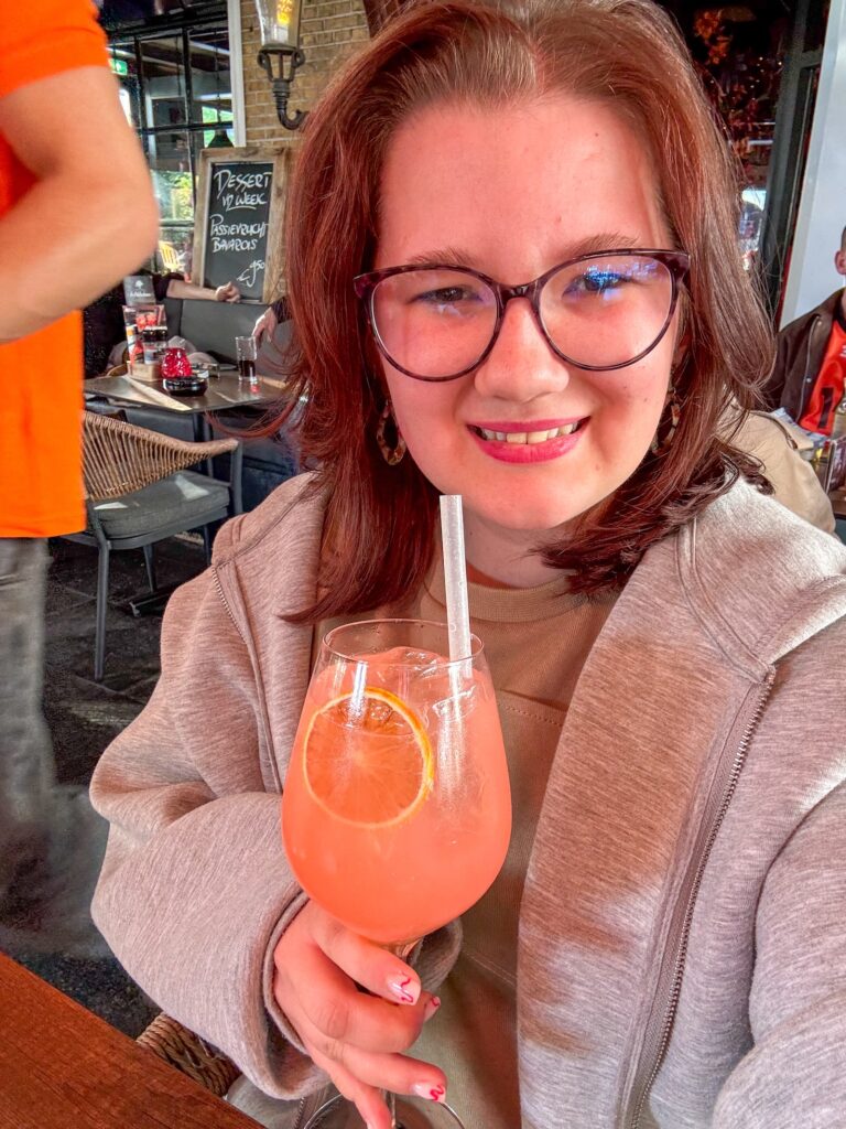 Beaudine op het terras met een drankje