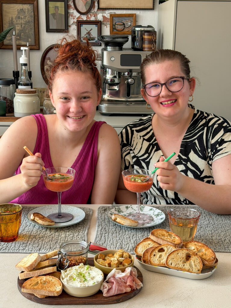Beaudine en Amaranthe eten aan tafel gazpacho met toppings