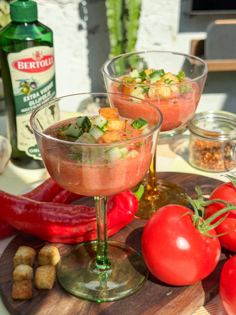 koude Spaanse soep met tomaat en toppings