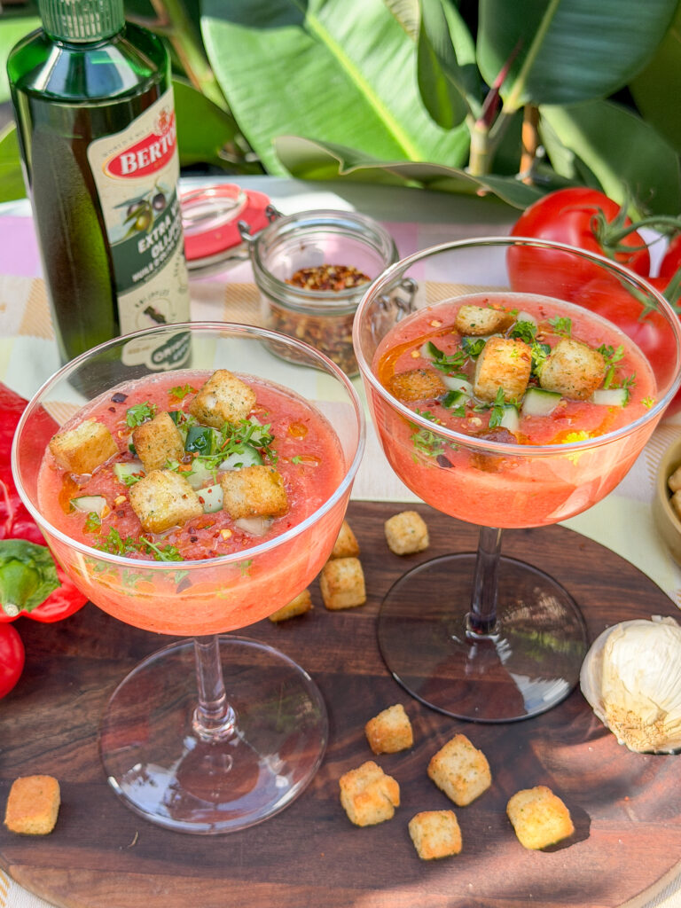 Gazpacho met komkommerblokjes, peterselie en knoflookcroutons