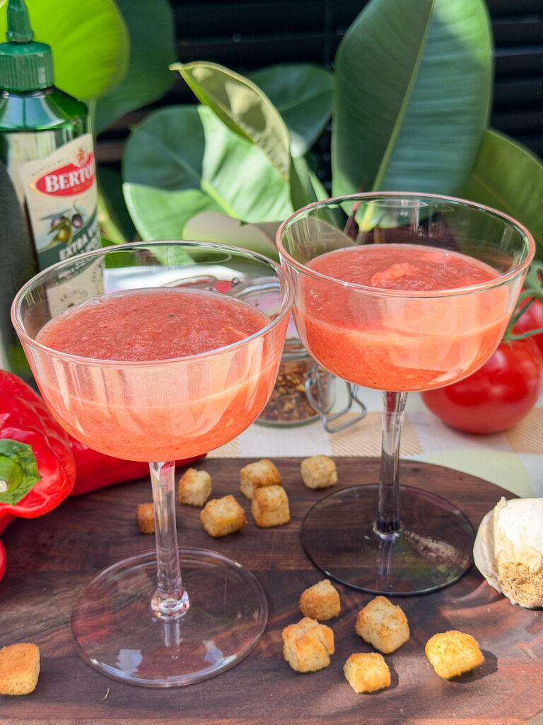 koude Spaanse tomatensoep in glas