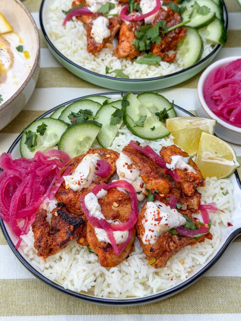 harissa kip met rijst geserveerd en ingelegde rode ui