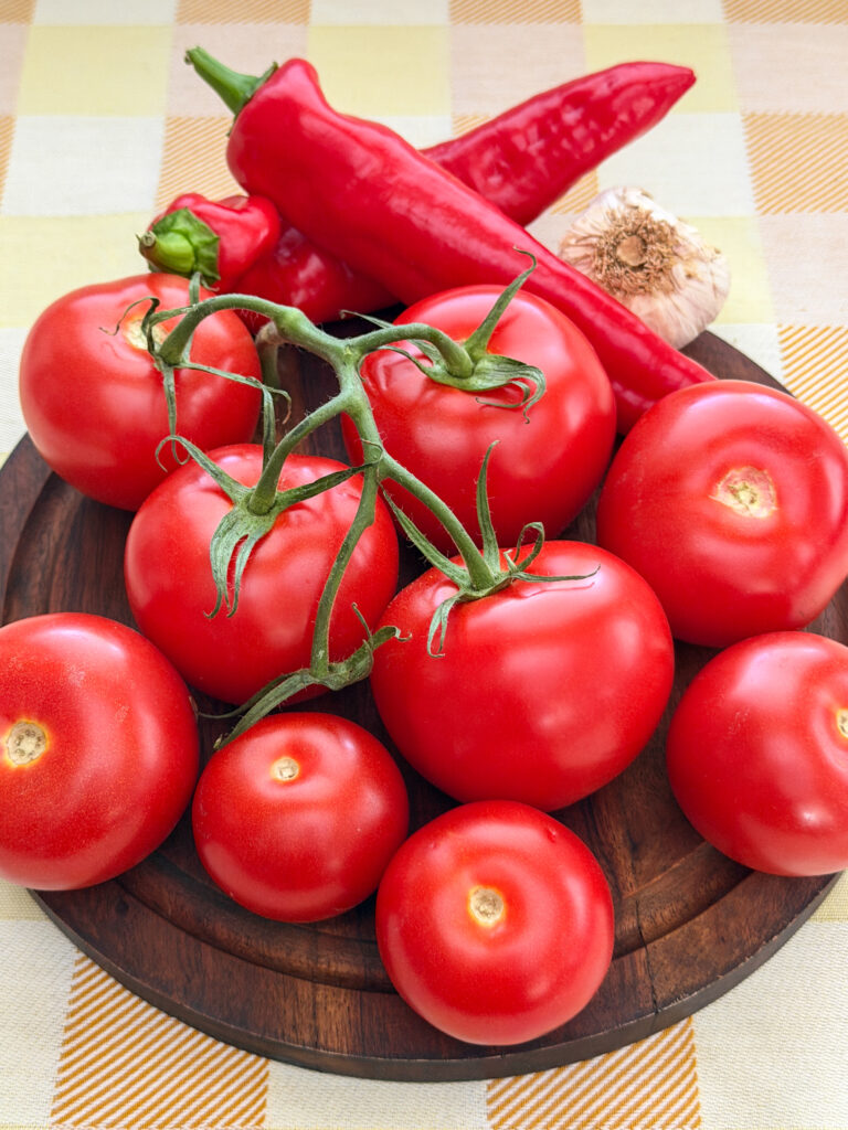 rijpe tomaten en puntpaprika voor koude spaanse soep