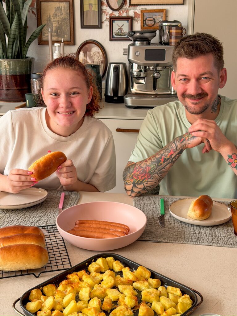 Jan Willem en Amaranthe eten hotdogs aan de keukentafel