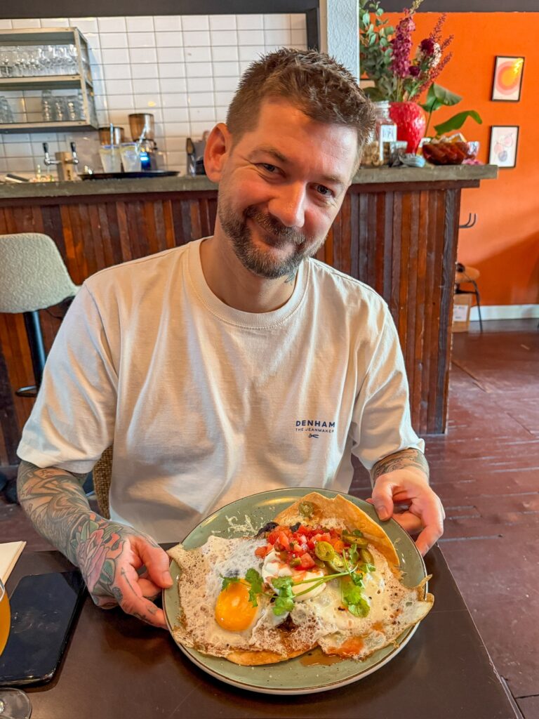 Jan Willem houdt een bordje vast met zijn lunch erop