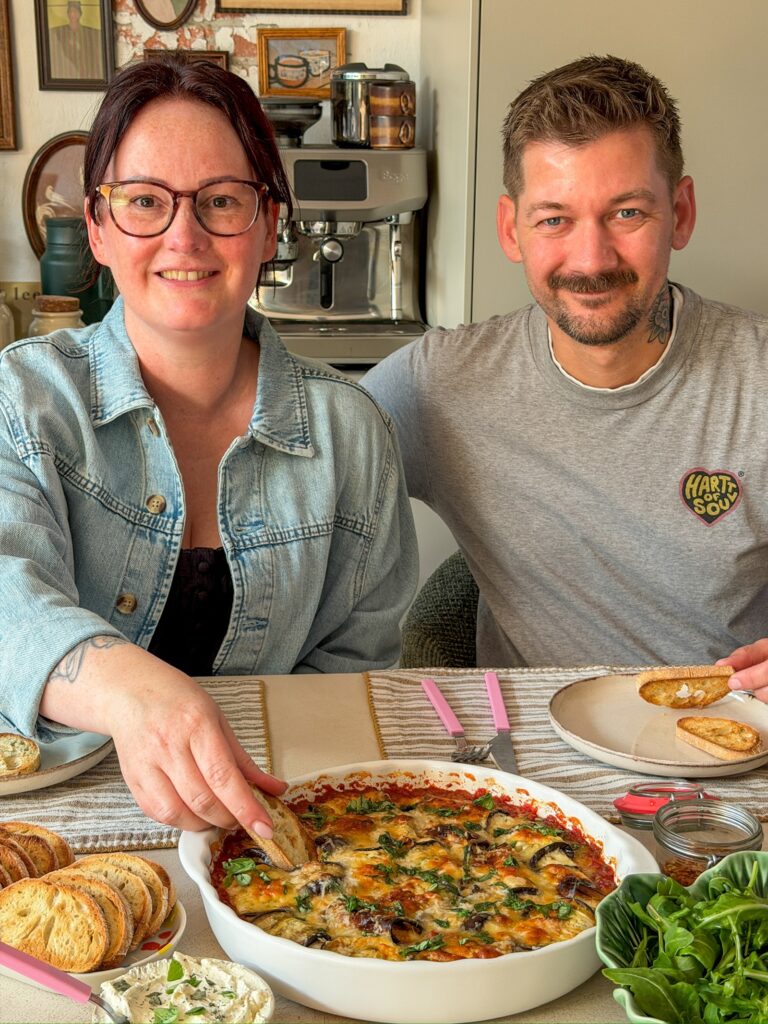 Jan willem en Marie Louise eten aubergine ovenschotel