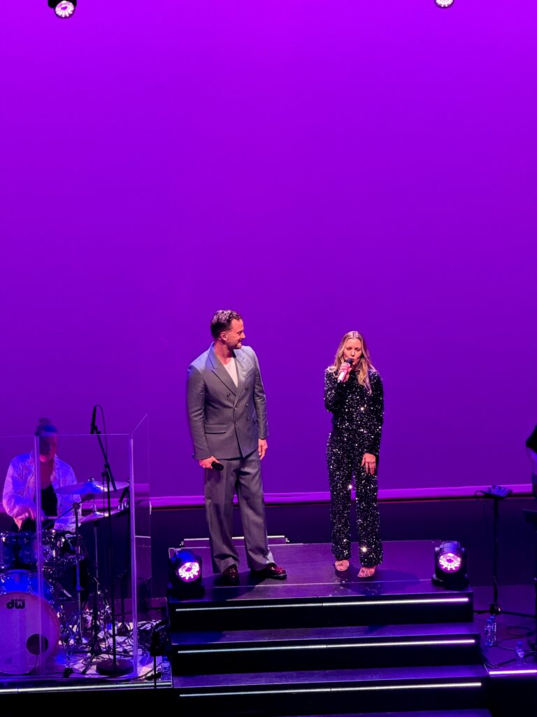 Jim en Bettina op het podium aan het zingen