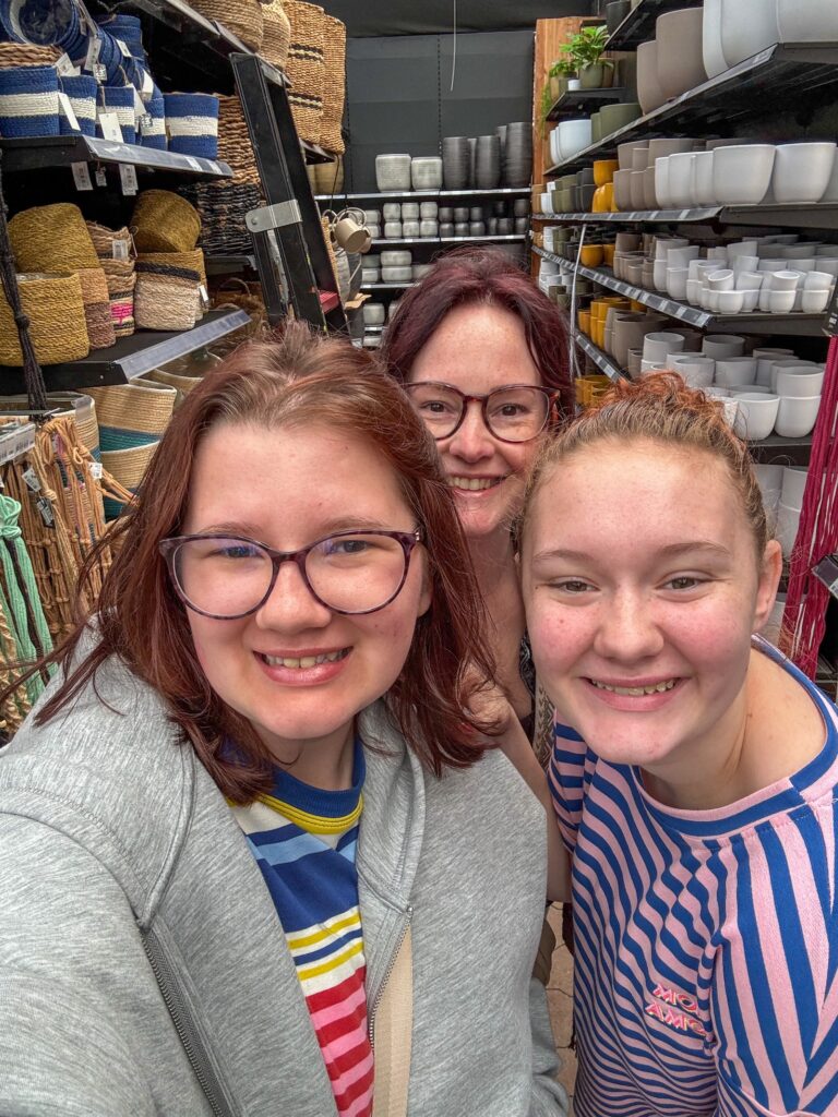 Marie-Louise, Amaranthe en Beaudine maken een selfie in het tuincentrum