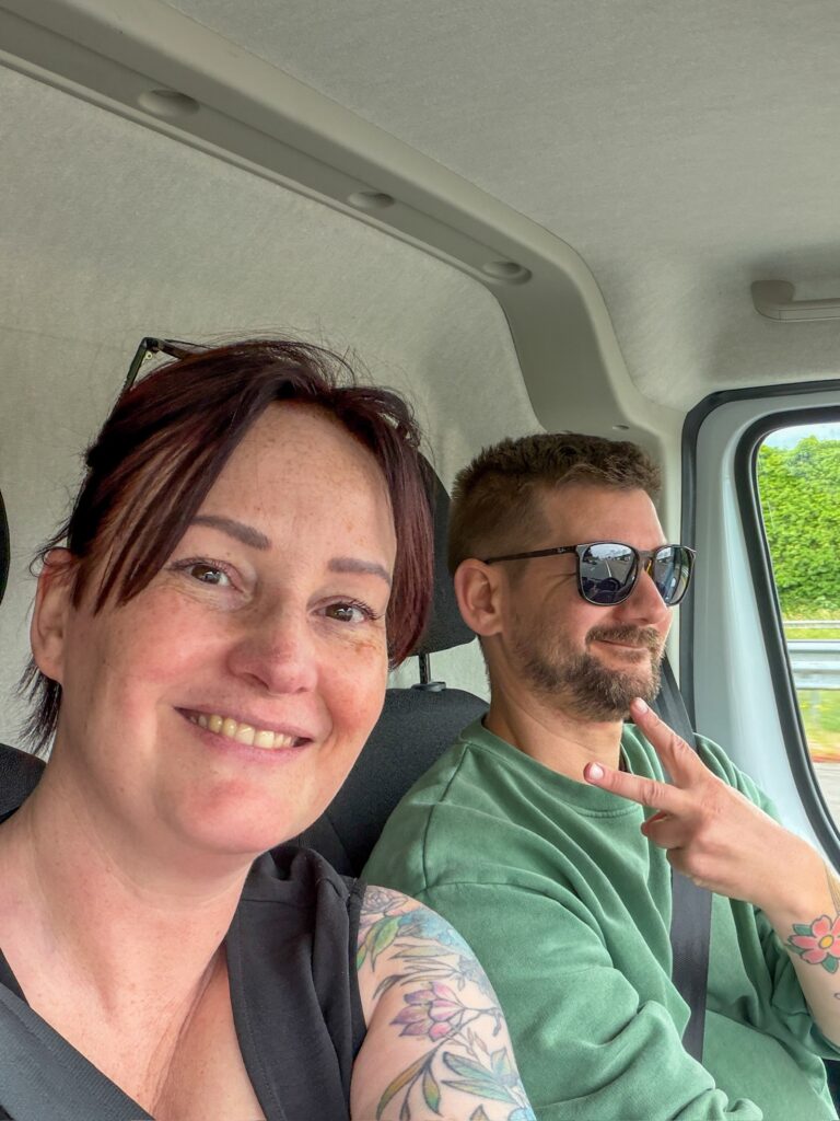 Marie-Louise en Jan-Willem selfie in het busje