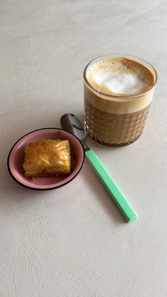 Ontbijten met cappuccino en baklava