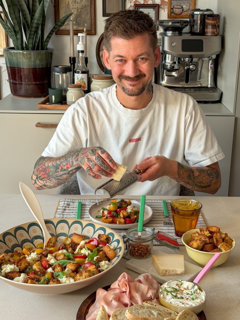 Jan Willem raspt extra Parmezaanse kaas over zijn portie