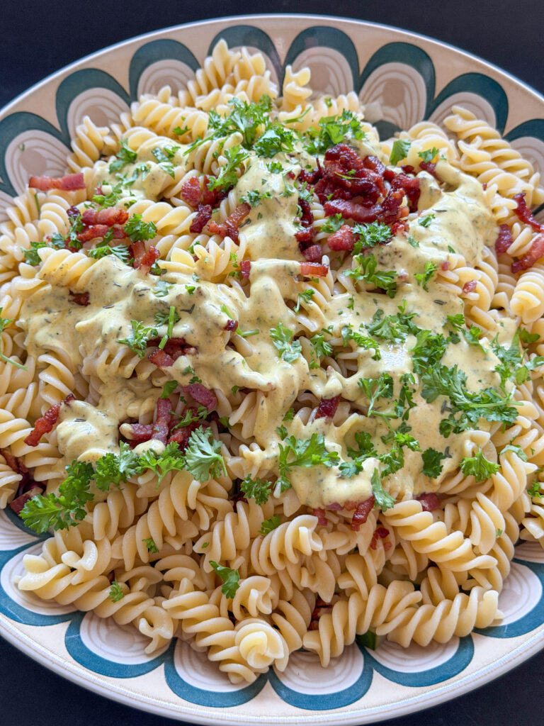 fusilli met kerriedressing, krokante spekjes en witlof