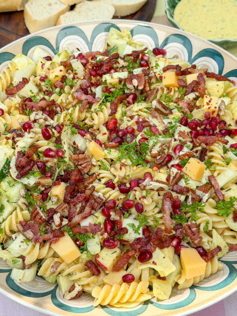 pastasalade met witlof, appel, spekjes, kaas en granaatappelpitjes