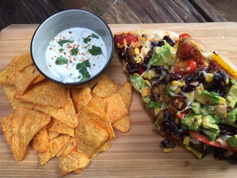 Mexicaanse vegetarische pizza met tortillachips Mexicaanse vegetarische pizza met tortillachips