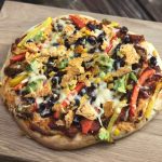 Mexicaanse vegetarische pizza met tortillachips