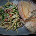 pasta met avocado pesto: romig en pittig