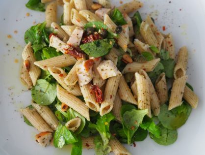 Formulering Koor smeren pastasalade met gerookte kip, pesto en pijnboompitten - Familie over de kook