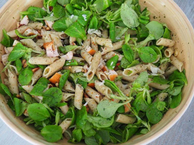 Pastasalade met gerookte kip, pesto en pijnboompitten Pastasalade met gerookte kip, pesto en pijnboompitten