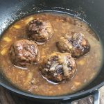 gehaktballen met kaas in bierjus met stamppot rauwe andijvie