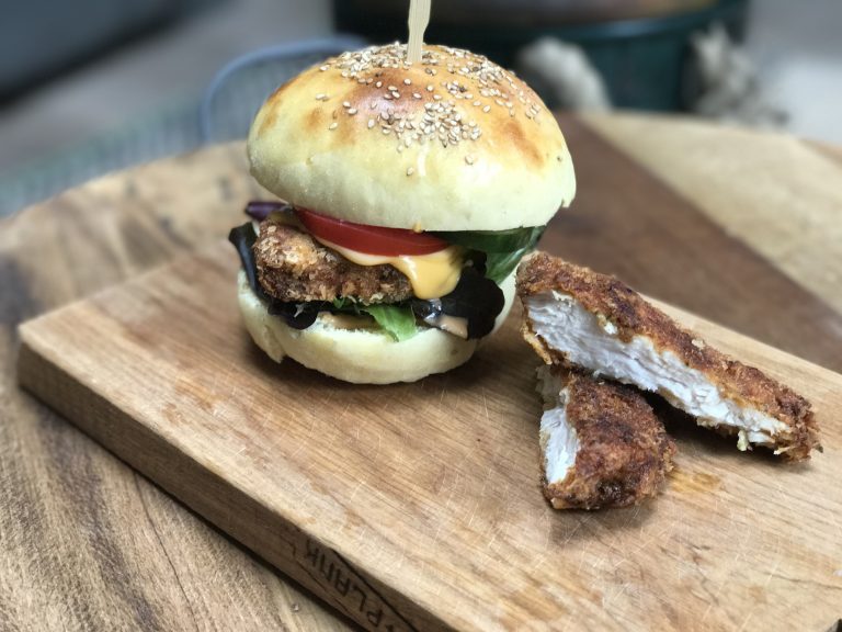 Krokante kipburger met pittige sriracha mayonaise Krokante kipburger met pittige sriracha mayonaise