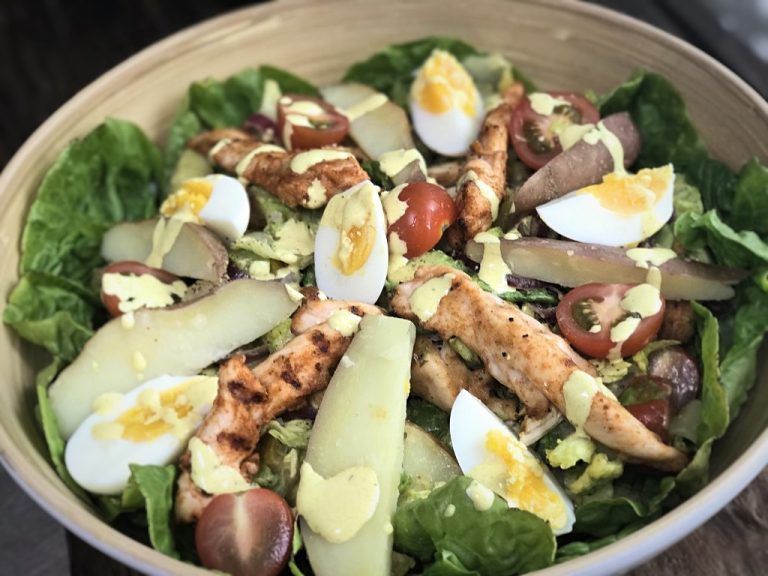 Maaltijdsalade met aardappel, kruidige kip en frisse dressing Maaltijdsalade met aardappel, kruidige kip en frisse dressing