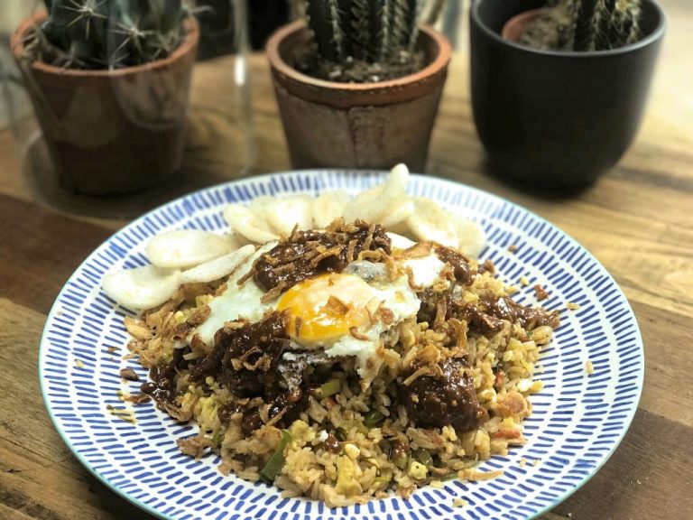 Nasi Goreng: Ideale maaltijd voor s'avonds na een drukke werkdag Nasi Goreng: Ideale maaltijd voor s'avonds na een drukke werkdag