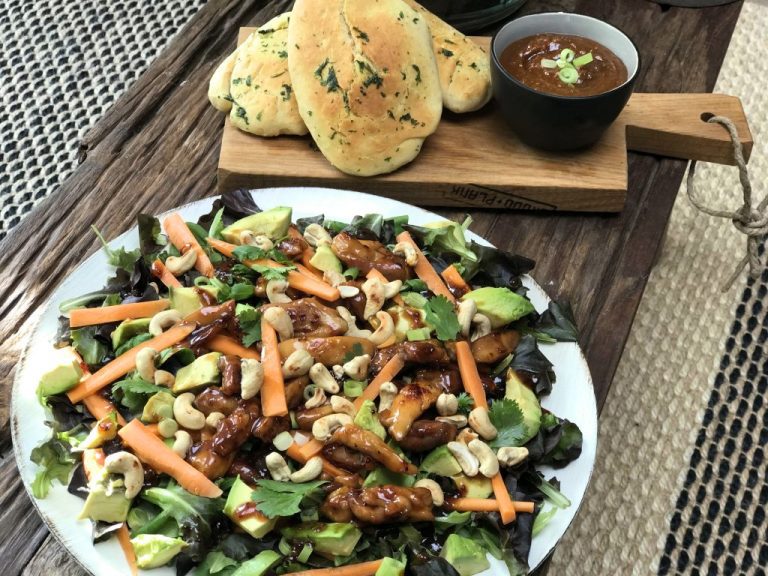 Aziatische salade met kip en pittige satésaus Aziatische salade met kip en pittige satésaus