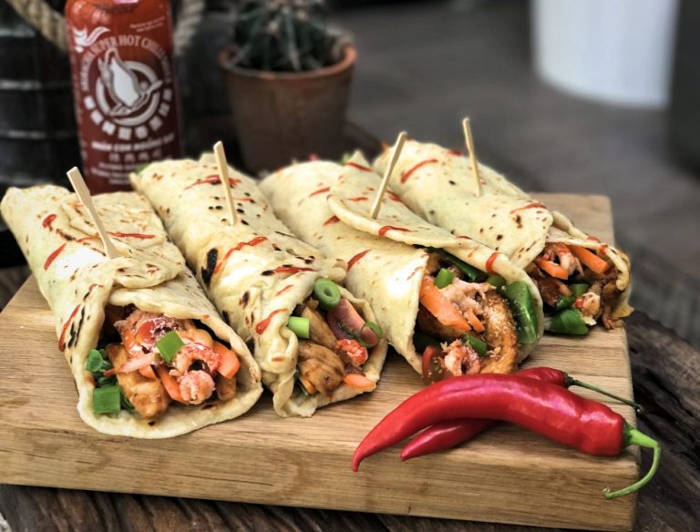 Surf en Turf: wrap met pittige kip en rivierkreeftjes Surf en Turf: wrap met pittige kip en rivierkreeftjes