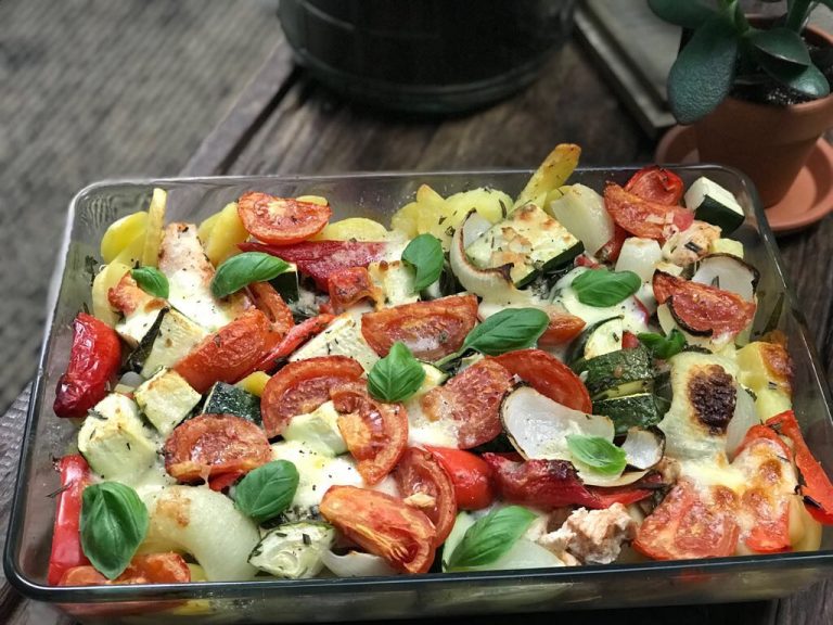 Italiaanse ovenschotel met krieltjes, kip en groenten Italiaanse ovenschotel met krieltjes, kip en groenten