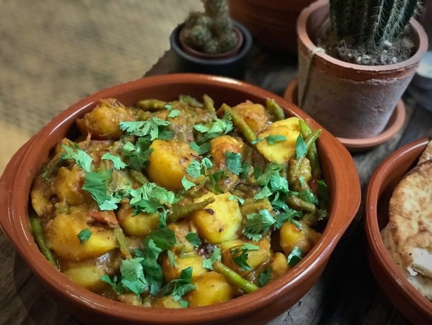 Indiase stoofschotel met aardappelen en sperziebonen