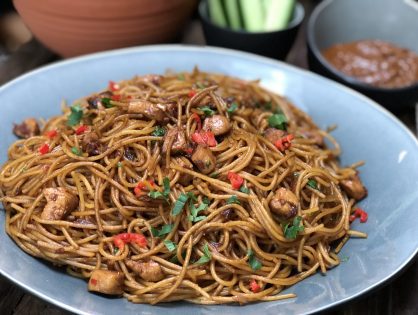 Surinaamse bami met pittige pindasaus