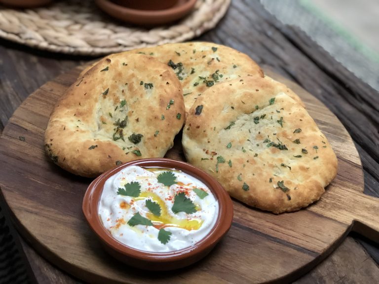 Naan brood maken met knoflook en koriander Naan brood maken met knoflook en koriander