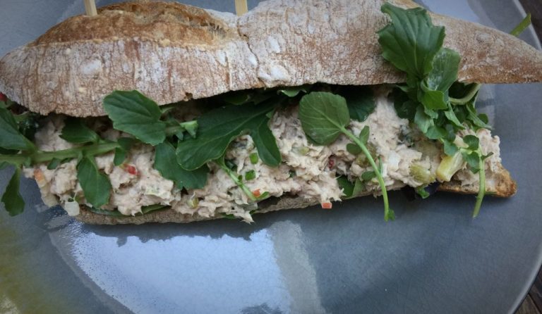 gezonde tonijnsalade: voor op brood of op een toastje gezonde tonijnsalade: voor op brood of op een toastje