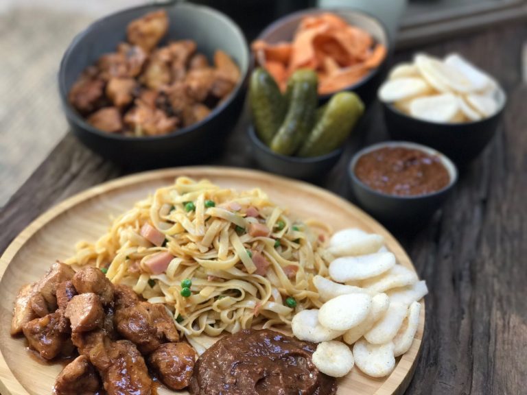 Chinese bami maken met saté en satésaus Chinese bami maken met saté en satésaus