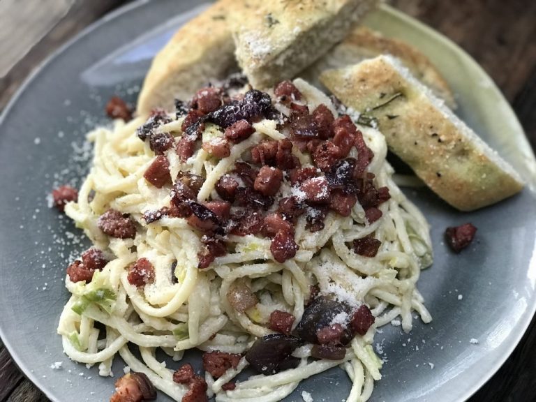 spaghetti met prei, roomsaus en krokant gebakken spekjes