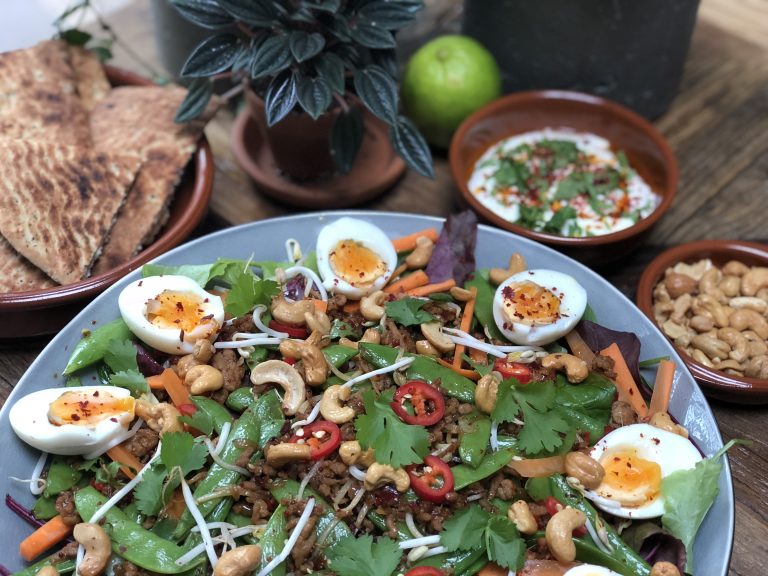 Thaise salade met kipgehakt en groenten Thaise salade met kipgehakt en groenten