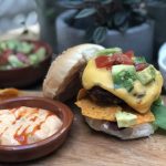 Mexicaanse kipburger met sriracha mayonaise en frisse salsa