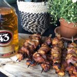 BBQ TIP: kip gemarineerd in Licor 43 met spek