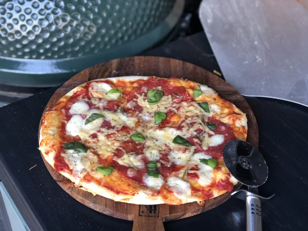 pizza met zelfgemaakte pizzasaus van de bbq