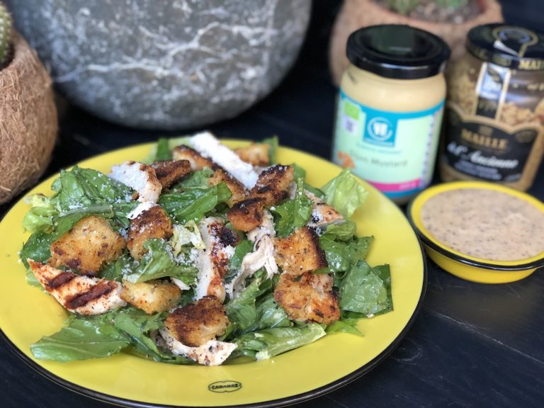 Salade met gegrilde kip, croutons en een honing mosterdsaus Salade met gegrilde kip, croutons en een honing mosterdsaus