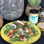 Salade met gegrilde kip, croutons en een honing mosterdsaus