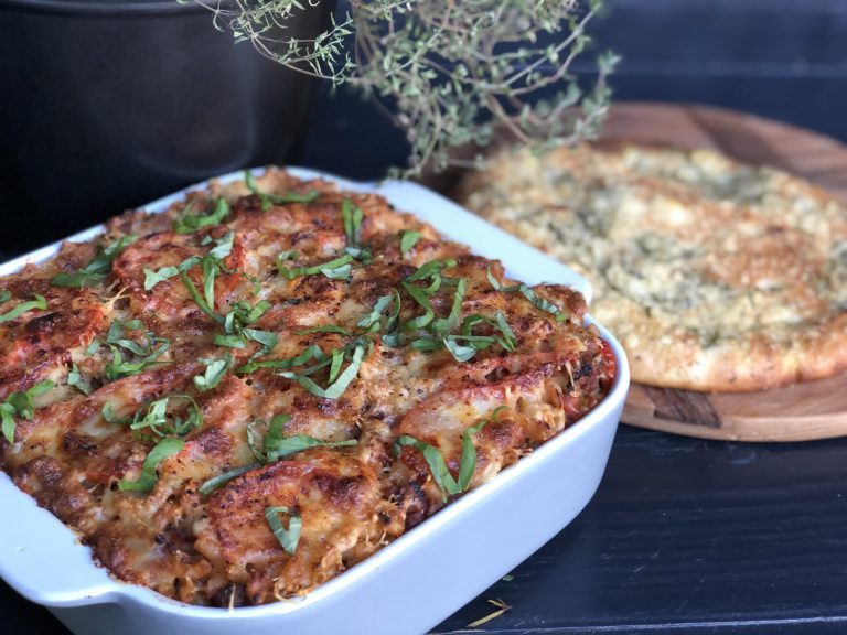 Macaroni ovenschotel met gehakt, kruidige tomatensaus en kaas Macaroni ovenschotel met gehakt, kruidige tomatensaus en kaas