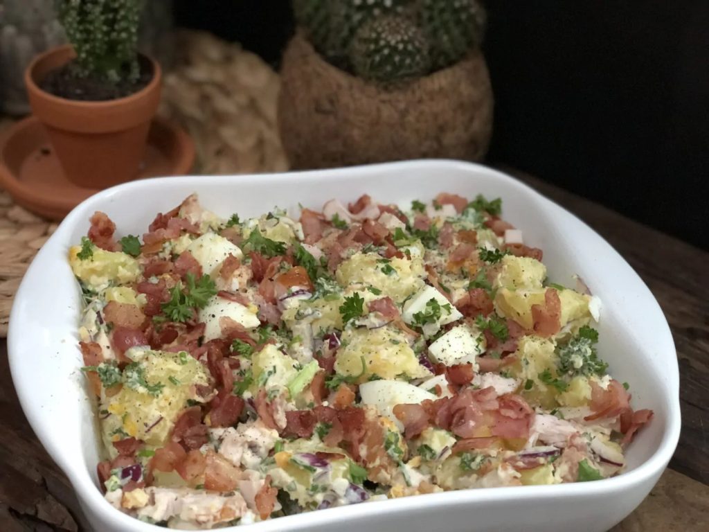 aardappelsalade met gerookte kip, spek en ei