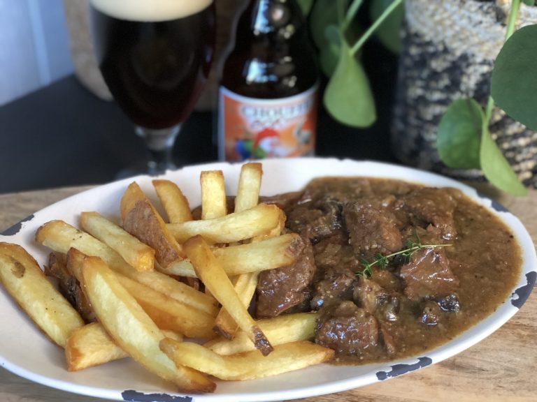 Vlaams stoofvlees in bier met mosterd en verse friet Vlaams stoofvlees in bier met mosterd en verse friet