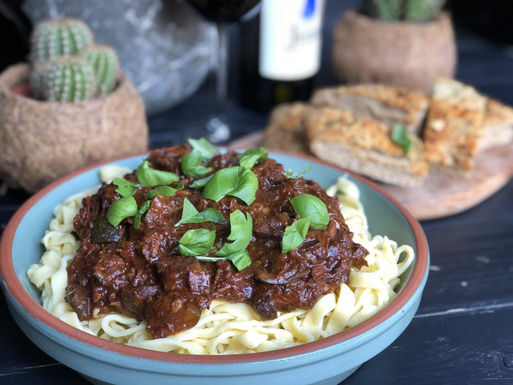recept Italiaanse stoofschotel met sukade en rode wijn als pastasaus serveren