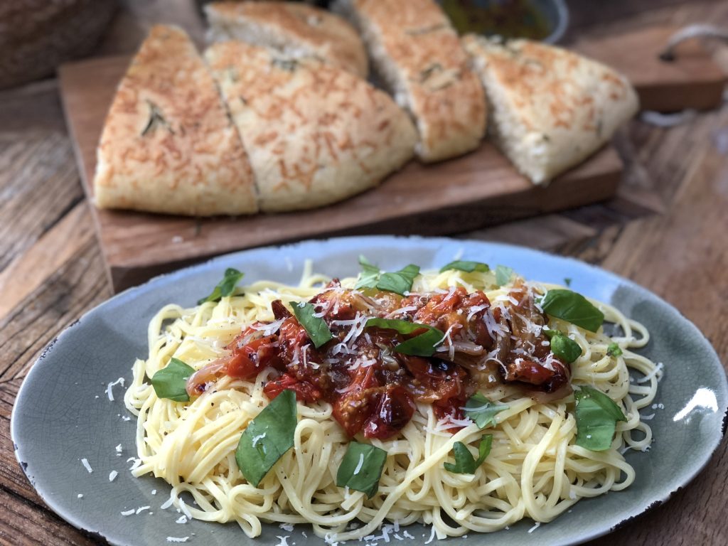 pasta met geroosterde tomaten uit de oven en zelfgemaakte focaccia met rozemarijn en Parmezaanse kaas
