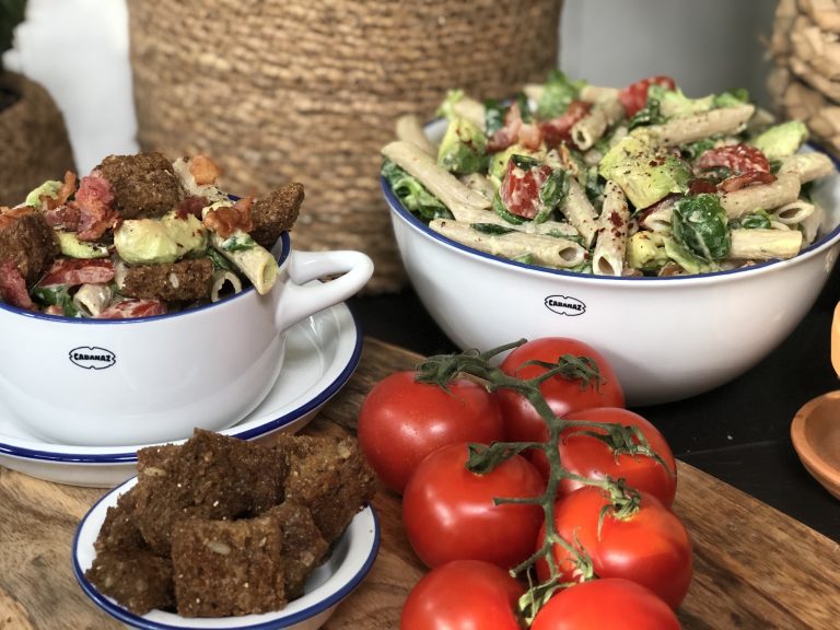 gezonde pastasalade met avocado, tomaat en spek gezonde pastasalade met avocado, tomaat en spek