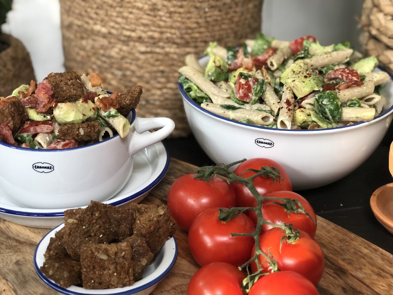 Fonkelnieuw gezonde pastasalade met avocado, tomaat en spek - Familie over de kook WC-23