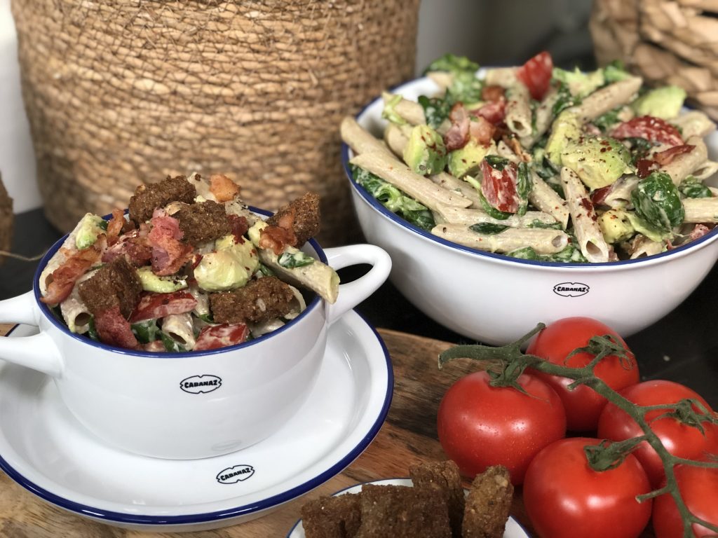 recept gezonde pastasalade met avocado, tomaat en spek maken.