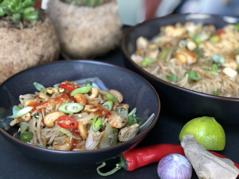 kip cashew met noedels, paksoi en bosui